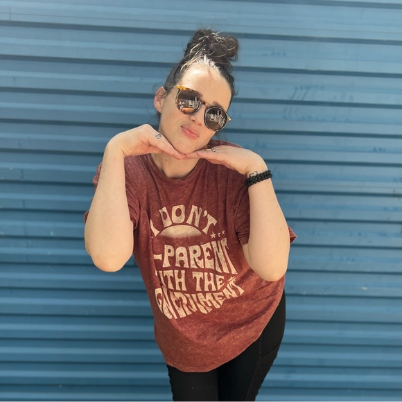 I’m going LIVE! Like this post to come hang with me for some amazing deals!🫶🏻 - Picture 13 of 17